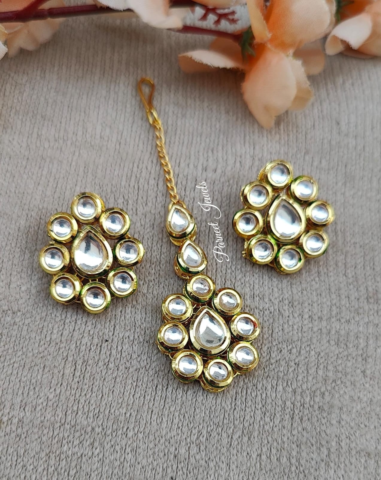 Hanisha Kundan Studs Earrings Tikka