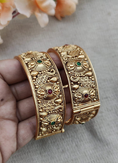 Arushi Matte Gold Bangles/Kadey