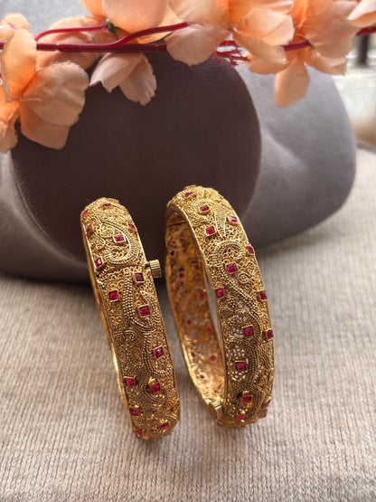 Kashvi Gold Bangles/Kadey (Ruby)