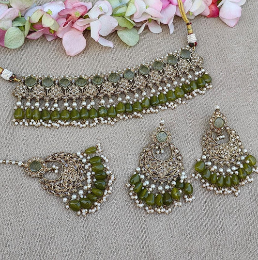 Aparna-Halsband-Set