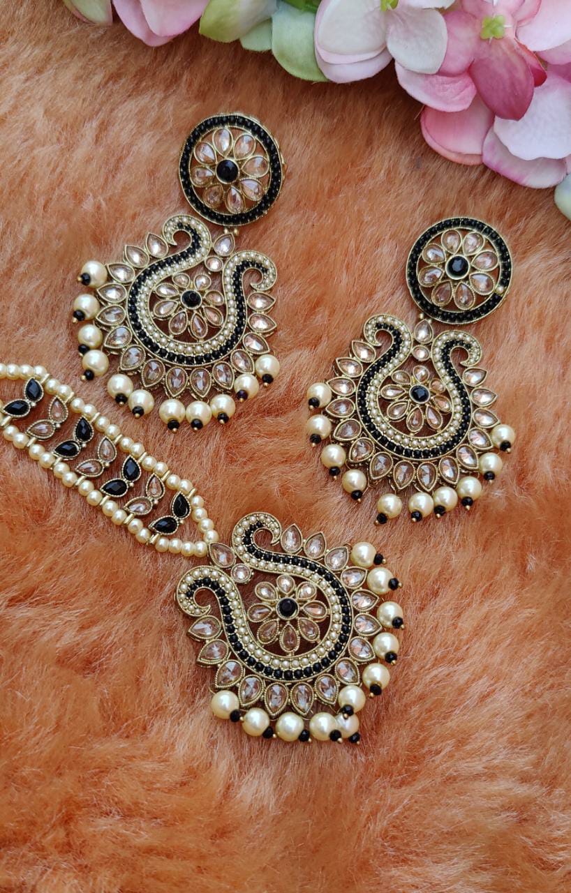 Nysa Earrings Tikka